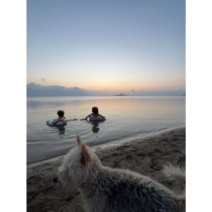 Natalia Sánchez Instagram - PRIMERA PARADA #Verano2024 🌅
1: Último atardecer del viaje.
2: Yo, siendo “yo” y mis pobres hijos asumiéndolo. 🥸🔫
3: Neo imitando la locura de su madre(todo se pega…😂).
4:Dos de las sonrisas que más me llenan el alma.
5: Marc en su salsa…🔥
6: Lia diciendo que si enseña los dientes parecemos hermanas(yo dejando que lo crea, obviando los 28 años que nos separan…🤫).
7: Solos ante la inmensidad con el agua a 29°C.
8: Marc sintiéndose un Masái en canoa (pero no).
9: Neo aprendiendo a confiar.🥹
10: Lia y Neo haciéndome creer que no se van a pelear en todo el viaje(spoiler: era mentira😒).

El tiempo en familia es un regalo…🙏🥹