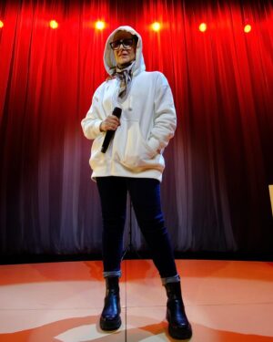 Natalia Valdebenito Instagram - Solo quedan dos fechas y termina la gira de invierno de “ESTO ES UN SECRETO”. El tiempo pasa muy rápido. Ha sido intenso y entretenido. 

CHILLÁN. Viernes 30/ agosto. Teatro Municipal de Chillán. 20 hrs. 
CONCEPCIÓN. Domingo 01/sept. Teatro Universidad de Concepción. 18.30 hrs. 
Entradas @puntoticket 

Gracias por todo, público lindo. Este finde en Osorno y Puerto Varas estuvo maravilloso. 🤫🔥
¡Nos vemos pronto! 

Artista📸 @lucianofrancino 💚