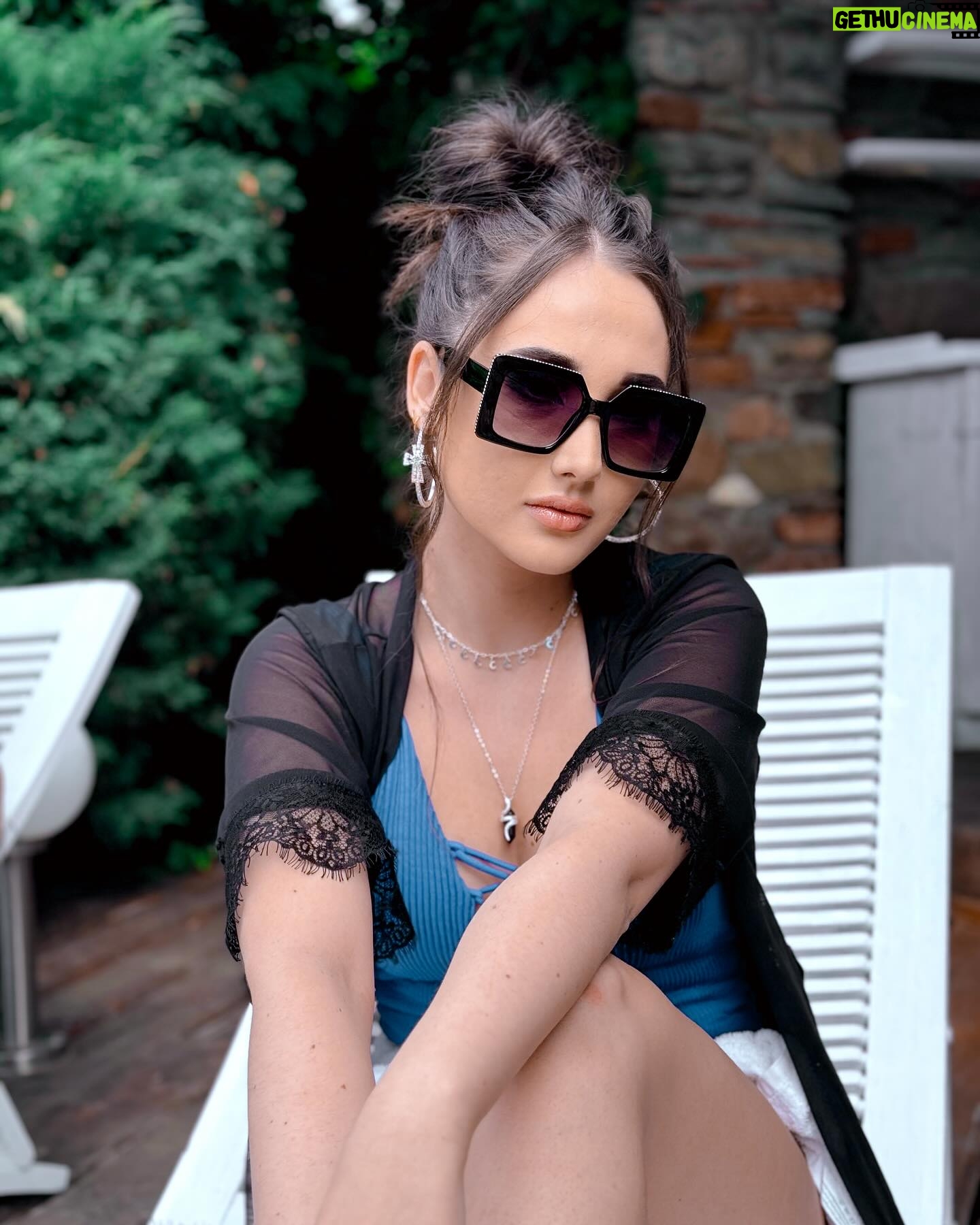 Natálie Grossová - 1.6K Likes - Pár foteček od @denisagrossova z natáčení klipu pro nový song ŽIJ A NECH ŽÍT❤️🔥 tak co? Už jsi videoklip viděl/a?
@farmamichael
#summer #summer2024 #newmusic #outnow #zijanechzit #natally