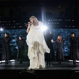 Natalie Lecznar Instagram - GELSENKIRCHEN: You welcomed us to Germany with three incredible nights. The heart cut outs during Lover and the Willow orbs that filled the stadium are images that will remain in my memory forever. It’s so special to be a part of this amazing show and you made it even more beautiful. Danke 🇩🇪