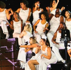 Natalie Peterson Instagram - WARSAW!!! Thank you for a wonderful 3 shows 🤩 You’re helping us make these final few shows of the European leg unforgettable✨ 

#warsaw #poland #erastoureurope #erastourwarsaw #tstheerastour #erastourdancers