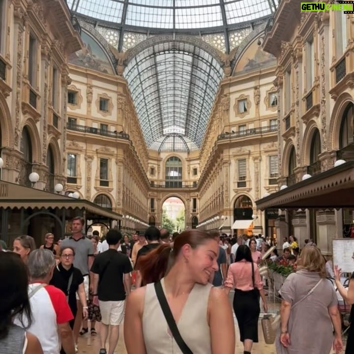 Natalie Peterson - 16K Likes - MILANO 🇮🇹 Already planning my next trip back to this lovely city! We shopped till we dropped, saw some famous sights, and drank lots of Aperol e vino 🥂 Grazie mille ✨
#milano #milan #italy #prada #travel #shopping #lifestyle #aperolspritz #wine #dinner #friends #erastourdancers