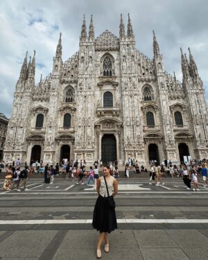 Natalie Peterson Instagram - MILANO 🇮🇹 Already planning my next trip back to this lovely city! We shopped till we dropped, saw some famous sights, and drank lots of Aperol e vino 🥂 Grazie mille ✨

#milano #milan #italy #prada #travel #shopping #lifestyle #aperolspritz #wine #dinner #friends #erastourdancers