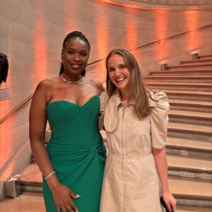 Natalie Portman Instagram - The most amazing date night with my friend Pami last night at the Louvre…Thank you @iamjhud for giving us all goosebumps with your rendition of Leonard Cohen’s Hallelujah ✨