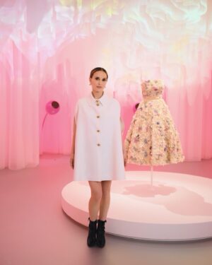 Natalie Portman Instagram - Loved exploring the couture and archival collections at the Miss Dior Exhibit in Tokyo last week, a space created by @omanewyork and @shohei_shigematsu.

Makeup @miwookim 
Hair @khairstudio 
@dior @diorbeauty🌷

#DiorBeauty #DiorParfums #MissDior