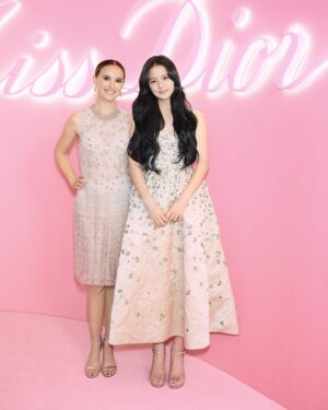Natalie Portman Instagram - Loved exploring the couture and archival collections at the Miss Dior Exhibit in Tokyo last week, a space created by @omanewyork and @shohei_shigematsu.

Makeup @miwookim 
Hair @khairstudio 
@dior @diorbeauty🌷

#DiorBeauty #DiorParfums #MissDior