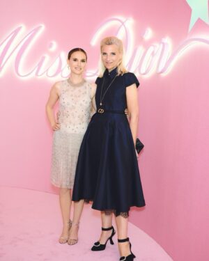 Natalie Portman Instagram - Loved exploring the couture and archival collections at the Miss Dior Exhibit in Tokyo last week, a space created by @omanewyork and @shohei_shigematsu.

Makeup @miwookim 
Hair @khairstudio 
@dior @diorbeauty🌷

#DiorBeauty #DiorParfums #MissDior