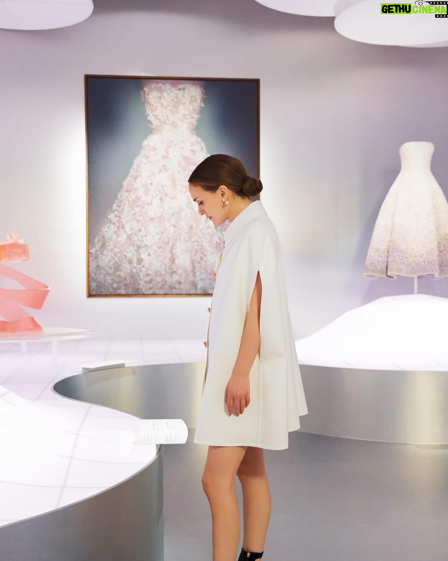 Natalie Portman - 323.4K Likes - Loved exploring the couture and archival collections at the Miss Dior Exhibit in Tokyo last week, a space created by @omanewyork and @shohei_shigematsu.
Makeup @miwookim
Hair @khairstudio
@dior @diorbeauty🌷
#DiorBeauty #DiorParfums #MissDior