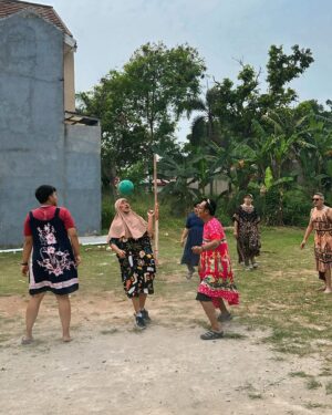Natalie Sarah Instagram - 17 Agustus kemarin 🇮🇩 , with Bestie Tetangga ku yg Heboh dan Seru 😆😂🤪 
-
#harikemerdekaan #17agustus #indonesia #merahputih #tetangga #family #hutrike79