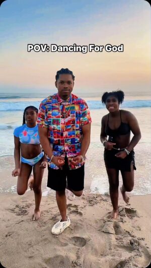 Nathan Davis Jr. Instagram - Beach Day with the Little Cuzzos ☀️🌊

#milliondollarbaby #venicebeach #brentfaiyaz #mensbraids #braidstyles #mentalhealthawareness #suicideprevention #santamonicapier