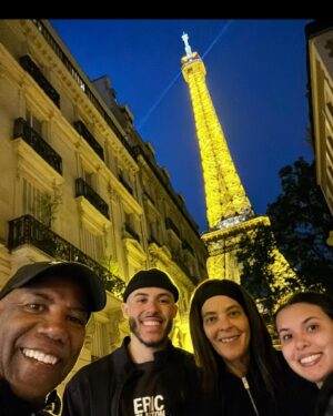 Nathan East Instagram - Happy Birthday, Anita!🎂🙏🏽🥳✨💝🎉🎈🎁💖👑

From the moment I first laid eyes on you on campus at UC San Diego, I knew you were “Miss Right.”😍Today, and every day, I celebrate you and feel incredibly grateful to have you as my best friend, soulmate, partner in life, and the amazing mother of our children. We are blessed beyond belief!!🙏🏽

Here’s to another beautiful trip around the sun, my love!💫☀️
