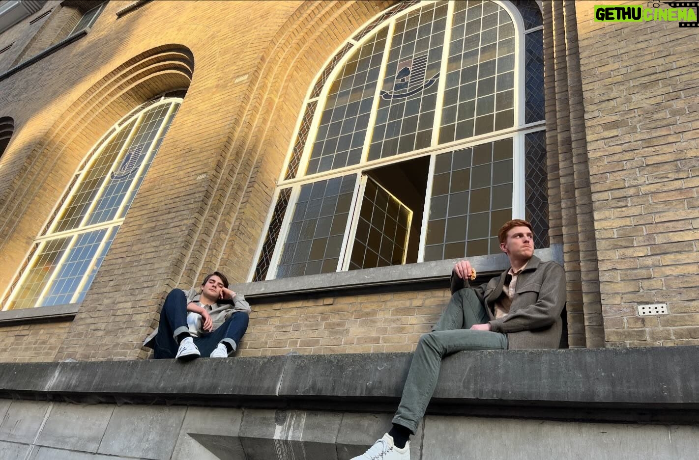 Nathan Naenen - 8.4K Likes - Wat een schone zomer met de schoonste mensen ❤️
Bedankt aan de hele ploeg en de rest van de cast!
Assisen; nog steeds op @play4_be & @goplay.be .