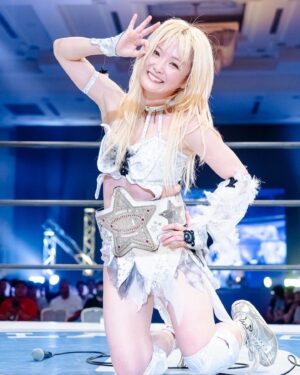 Natsumi Maki Instagram - 改めまして、

第23代ワンダーオブスターダム チャンピオンになりました✨
なつぽいｺﾄなつぽいです👌😭

プロレスラーになって、
初めて欲しいと思ったこの白いベルト。

カイリさんの何度も挑戦する姿に心打たれ、
ベルト巻いた時は本当に嬉しそうにしてたファンのみんなの熱気や表情を覚えてる。

そんな状況に私は憧れた✨

私もぽい族をこんな顔にさせたい。
こんな心動かせる選手になりたいと思った！

そこから私にとって白いベルトは特別なものになった。

スターダムにきてから白いベルトに何度も挑戦したけど取れなくて。
魅力的な選手がたくさんいて、次から次へと追い抜かされて。
とても遠かった。

このベルトを巻かないと、私はプロレスラー人生終われない！って言った事もあった。

近づいては遠くなり中々手に入れることができなくて、本当に遠かった。
一時期は遠く感じすぎて弱音を吐いたこともあった。

そんな時、たむちゃんとサオリが、あなたは唯一無二なんやで、あんたは凄いコなんやでってめちゃくちゃ褒めちぎってくれた(笑)

仲間ではありながらも、この世界ではライバルなのに。
私のモチベーションをまたあげてくれる。

これに本当に救われた。救われすぎた。

だから、2人が凹んだ時には私も全力で喝をいれるんだ！！！！

本当にありがとう。

ぽい族もいつもそうやって私を支えてくれる。
何があっても、ぽい族でいてくれる。

ぽいがわけわかんない事いっても、笑って信じてついてきてくれる。

私は本当にたくさんの人に支えられてプロレスラーとして生きられてる✨

みんな本当にありがとう。

少し時間はかかっちゃったけど、やっと一つ形として感謝を伝えられたかな！！
まだまだここからだけど✨✨✨

このベルト巻いたらプロレスラー人生終わってもいいなんて思った事もあったけど、
巻いてみて、今は、また新たな目標ができちゃった✨🤭
本当不思議なもんでww

目標達成するとまた新たな目標が生まれちゃうんだよね✨

だからまだまだ飽きずに、なつぽいについてきてくれたら嬉しいです👌

#natsupoi #stardom #なつぽい