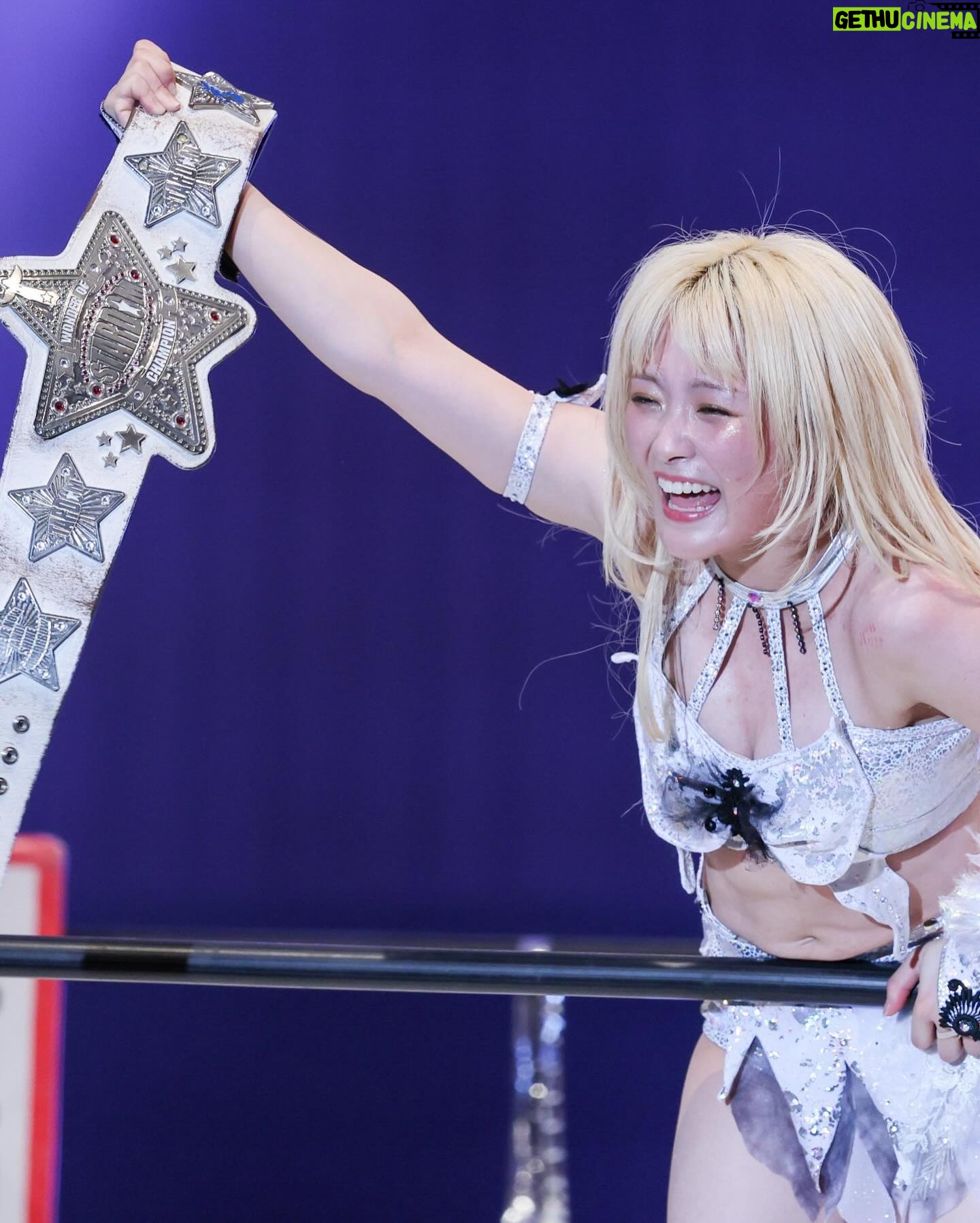 Natsumi Maki - 6.5K Likes - 改めまして、
第23代ワンダーオブスターダム チャンピオンになりました✨
なつぽいコトなつぽいです👌😭
プロレスラーになって、
初めて欲しいと思ったこの白いベルト。
カイリさんの何度も挑戦する姿に心打たれ、
ベルト巻いた時は本当に嬉しそうにしてたファンのみんなの熱気や表情を覚えてる。
そんな状況に私は憧れた✨
私もぽい族をこんな顔にさせたい。
こんな心動かせる選手になりたいと思った!
そこから私にとって白いベルトは特別なものになった。
スターダムにきてから白いベルトに何度も挑戦したけど取れなくて。
魅力的な選手がたくさんいて、次から次へと追い抜かされて。
とても遠かった。
このベルトを巻かないと、私はプロレスラー人生終われない!って言った事もあった。
近づいては遠くなり中々手に入れることができなくて、本当に遠かった。
一時期は遠く感じすぎて弱音を吐いたこともあった。
そんな時、たむちゃんとサオリが、あなたは唯一無二なんやで、あんたは凄いコなんやでってめちゃくちゃ褒めちぎってくれた(笑)
仲間ではありながらも、この世界ではライバルなのに。
私のモチベーションをまたあげてくれる。
これに本当に救われた。救われすぎた。
だから、2人が凹んだ時には私も全力で喝をいれるんだ!!!!
本当にありがとう。
ぽい族もいつもそうやって私を支えてくれる。
何があっても、ぽい族でいてくれる。
ぽいがわけわかんない事いっても、笑って信じてついてきてくれる。
私は本当にたくさんの人に支えられてプロレスラーとして生きられてる✨
みんな本当にありがとう。
少し時間はかかっちゃったけど、やっと一つ形として感謝を伝えられたかな!!
まだまだここからだけど✨✨✨
このベルト巻いたらプロレスラー人生終わってもいいなんて思った事もあったけど、
巻いてみて、今は、また新たな目標ができちゃった✨🤭
本当不思議なもんでww
目標達成するとまた新たな目標が生まれちゃうんだよね✨
だからまだまだ飽きずに、なつぽいについてきてくれたら嬉しいです👌
#natsupoi #stardom #なつぽい