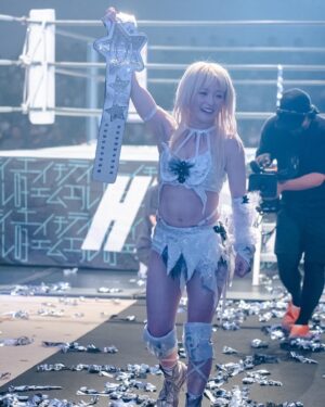 Natsumi Maki Instagram - 改めまして、

第23代ワンダーオブスターダム チャンピオンになりました✨
なつぽいｺﾄなつぽいです👌😭

プロレスラーになって、
初めて欲しいと思ったこの白いベルト。

カイリさんの何度も挑戦する姿に心打たれ、
ベルト巻いた時は本当に嬉しそうにしてたファンのみんなの熱気や表情を覚えてる。

そんな状況に私は憧れた✨

私もぽい族をこんな顔にさせたい。
こんな心動かせる選手になりたいと思った！

そこから私にとって白いベルトは特別なものになった。

スターダムにきてから白いベルトに何度も挑戦したけど取れなくて。
魅力的な選手がたくさんいて、次から次へと追い抜かされて。
とても遠かった。

このベルトを巻かないと、私はプロレスラー人生終われない！って言った事もあった。

近づいては遠くなり中々手に入れることができなくて、本当に遠かった。
一時期は遠く感じすぎて弱音を吐いたこともあった。

そんな時、たむちゃんとサオリが、あなたは唯一無二なんやで、あんたは凄いコなんやでってめちゃくちゃ褒めちぎってくれた(笑)

仲間ではありながらも、この世界ではライバルなのに。
私のモチベーションをまたあげてくれる。

これに本当に救われた。救われすぎた。

だから、2人が凹んだ時には私も全力で喝をいれるんだ！！！！

本当にありがとう。

ぽい族もいつもそうやって私を支えてくれる。
何があっても、ぽい族でいてくれる。

ぽいがわけわかんない事いっても、笑って信じてついてきてくれる。

私は本当にたくさんの人に支えられてプロレスラーとして生きられてる✨

みんな本当にありがとう。

少し時間はかかっちゃったけど、やっと一つ形として感謝を伝えられたかな！！
まだまだここからだけど✨✨✨

このベルト巻いたらプロレスラー人生終わってもいいなんて思った事もあったけど、
巻いてみて、今は、また新たな目標ができちゃった✨🤭
本当不思議なもんでww

目標達成するとまた新たな目標が生まれちゃうんだよね✨

だからまだまだ飽きずに、なつぽいについてきてくれたら嬉しいです👌

#natsupoi #stardom #なつぽい