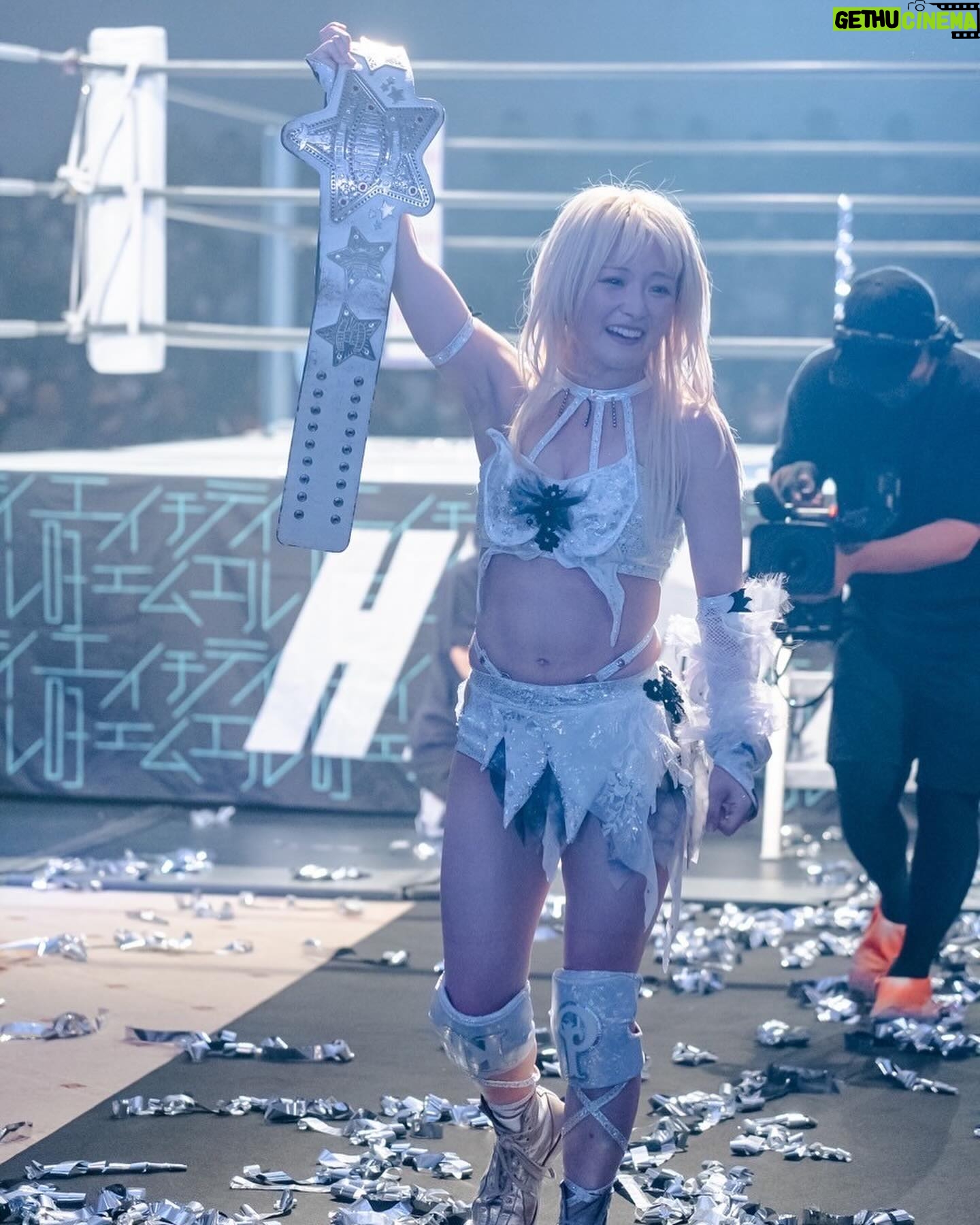 Natsumi Maki - 6.5K Likes - 改めまして、
第23代ワンダーオブスターダム チャンピオンになりました✨
なつぽいコトなつぽいです👌😭
プロレスラーになって、
初めて欲しいと思ったこの白いベルト。
カイリさんの何度も挑戦する姿に心打たれ、
ベルト巻いた時は本当に嬉しそうにしてたファンのみんなの熱気や表情を覚えてる。
そんな状況に私は憧れた✨
私もぽい族をこんな顔にさせたい。
こんな心動かせる選手になりたいと思った!
そこから私にとって白いベルトは特別なものになった。
スターダムにきてから白いベルトに何度も挑戦したけど取れなくて。
魅力的な選手がたくさんいて、次から次へと追い抜かされて。
とても遠かった。
このベルトを巻かないと、私はプロレスラー人生終われない!って言った事もあった。
近づいては遠くなり中々手に入れることができなくて、本当に遠かった。
一時期は遠く感じすぎて弱音を吐いたこともあった。
そんな時、たむちゃんとサオリが、あなたは唯一無二なんやで、あんたは凄いコなんやでってめちゃくちゃ褒めちぎってくれた(笑)
仲間ではありながらも、この世界ではライバルなのに。
私のモチベーションをまたあげてくれる。
これに本当に救われた。救われすぎた。
だから、2人が凹んだ時には私も全力で喝をいれるんだ!!!!
本当にありがとう。
ぽい族もいつもそうやって私を支えてくれる。
何があっても、ぽい族でいてくれる。
ぽいがわけわかんない事いっても、笑って信じてついてきてくれる。
私は本当にたくさんの人に支えられてプロレスラーとして生きられてる✨
みんな本当にありがとう。
少し時間はかかっちゃったけど、やっと一つ形として感謝を伝えられたかな!!
まだまだここからだけど✨✨✨
このベルト巻いたらプロレスラー人生終わってもいいなんて思った事もあったけど、
巻いてみて、今は、また新たな目標ができちゃった✨🤭
本当不思議なもんでww
目標達成するとまた新たな目標が生まれちゃうんだよね✨
だからまだまだ飽きずに、なつぽいについてきてくれたら嬉しいです👌
#natsupoi #stardom #なつぽい