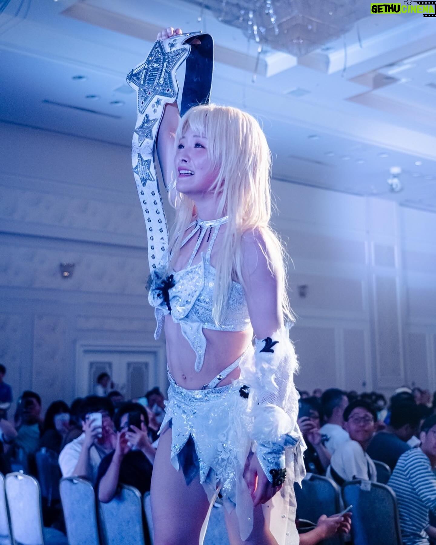 Natsumi Maki - 6.5K Likes - 改めまして、
第23代ワンダーオブスターダム チャンピオンになりました✨
なつぽいコトなつぽいです👌😭
プロレスラーになって、
初めて欲しいと思ったこの白いベルト。
カイリさんの何度も挑戦する姿に心打たれ、
ベルト巻いた時は本当に嬉しそうにしてたファンのみんなの熱気や表情を覚えてる。
そんな状況に私は憧れた✨
私もぽい族をこんな顔にさせたい。
こんな心動かせる選手になりたいと思った!
そこから私にとって白いベルトは特別なものになった。
スターダムにきてから白いベルトに何度も挑戦したけど取れなくて。
魅力的な選手がたくさんいて、次から次へと追い抜かされて。
とても遠かった。
このベルトを巻かないと、私はプロレスラー人生終われない!って言った事もあった。
近づいては遠くなり中々手に入れることができなくて、本当に遠かった。
一時期は遠く感じすぎて弱音を吐いたこともあった。
そんな時、たむちゃんとサオリが、あなたは唯一無二なんやで、あんたは凄いコなんやでってめちゃくちゃ褒めちぎってくれた(笑)
仲間ではありながらも、この世界ではライバルなのに。
私のモチベーションをまたあげてくれる。
これに本当に救われた。救われすぎた。
だから、2人が凹んだ時には私も全力で喝をいれるんだ!!!!
本当にありがとう。
ぽい族もいつもそうやって私を支えてくれる。
何があっても、ぽい族でいてくれる。
ぽいがわけわかんない事いっても、笑って信じてついてきてくれる。
私は本当にたくさんの人に支えられてプロレスラーとして生きられてる✨
みんな本当にありがとう。
少し時間はかかっちゃったけど、やっと一つ形として感謝を伝えられたかな!!
まだまだここからだけど✨✨✨
このベルト巻いたらプロレスラー人生終わってもいいなんて思った事もあったけど、
巻いてみて、今は、また新たな目標ができちゃった✨🤭
本当不思議なもんでww
目標達成するとまた新たな目標が生まれちゃうんだよね✨
だからまだまだ飽きずに、なつぽいについてきてくれたら嬉しいです👌
#natsupoi #stardom #なつぽい