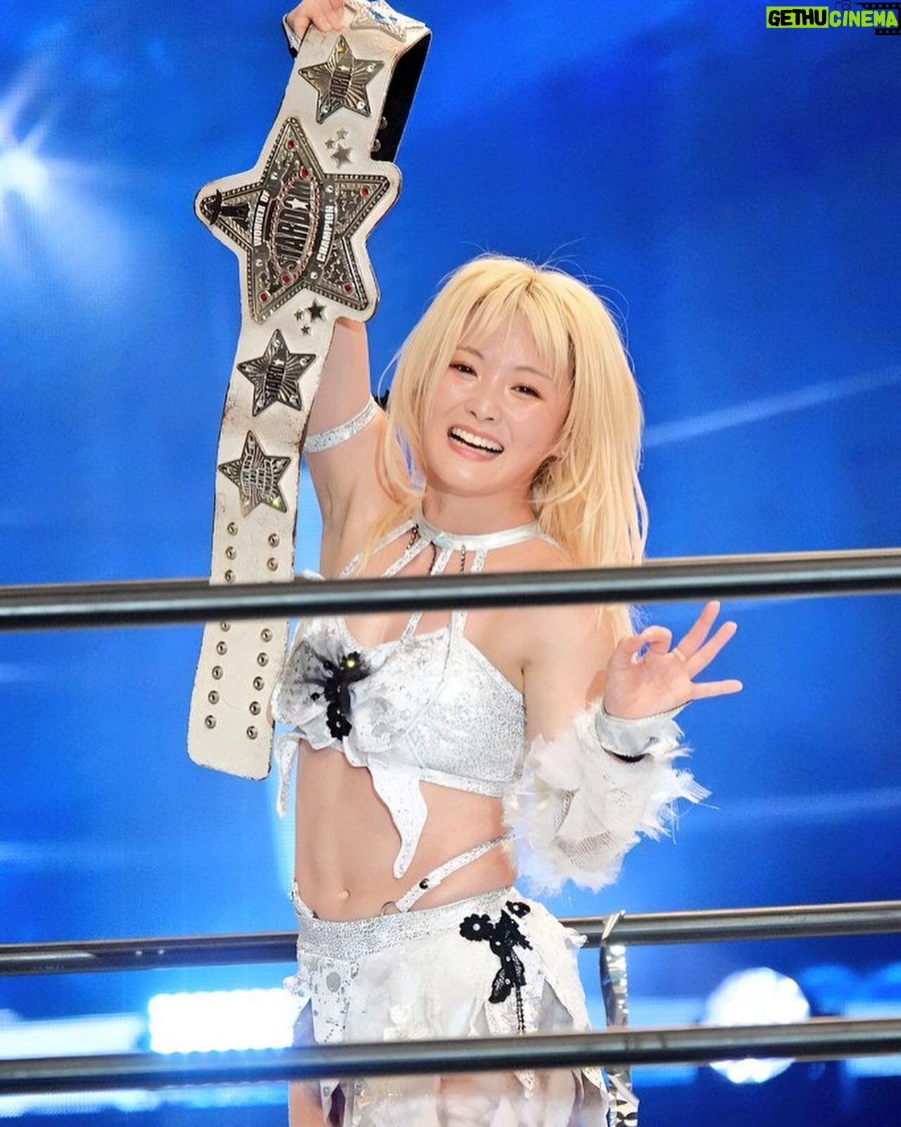 Natsumi Maki - 6.5K Likes - 改めまして、
第23代ワンダーオブスターダム チャンピオンになりました✨
なつぽいコトなつぽいです👌😭
プロレスラーになって、
初めて欲しいと思ったこの白いベルト。
カイリさんの何度も挑戦する姿に心打たれ、
ベルト巻いた時は本当に嬉しそうにしてたファンのみんなの熱気や表情を覚えてる。
そんな状況に私は憧れた✨
私もぽい族をこんな顔にさせたい。
こんな心動かせる選手になりたいと思った!
そこから私にとって白いベルトは特別なものになった。
スターダムにきてから白いベルトに何度も挑戦したけど取れなくて。
魅力的な選手がたくさんいて、次から次へと追い抜かされて。
とても遠かった。
このベルトを巻かないと、私はプロレスラー人生終われない!って言った事もあった。
近づいては遠くなり中々手に入れることができなくて、本当に遠かった。
一時期は遠く感じすぎて弱音を吐いたこともあった。
そんな時、たむちゃんとサオリが、あなたは唯一無二なんやで、あんたは凄いコなんやでってめちゃくちゃ褒めちぎってくれた(笑)
仲間ではありながらも、この世界ではライバルなのに。
私のモチベーションをまたあげてくれる。
これに本当に救われた。救われすぎた。
だから、2人が凹んだ時には私も全力で喝をいれるんだ!!!!
本当にありがとう。
ぽい族もいつもそうやって私を支えてくれる。
何があっても、ぽい族でいてくれる。
ぽいがわけわかんない事いっても、笑って信じてついてきてくれる。
私は本当にたくさんの人に支えられてプロレスラーとして生きられてる✨
みんな本当にありがとう。
少し時間はかかっちゃったけど、やっと一つ形として感謝を伝えられたかな!!
まだまだここからだけど✨✨✨
このベルト巻いたらプロレスラー人生終わってもいいなんて思った事もあったけど、
巻いてみて、今は、また新たな目標ができちゃった✨🤭
本当不思議なもんでww
目標達成するとまた新たな目標が生まれちゃうんだよね✨
だからまだまだ飽きずに、なつぽいについてきてくれたら嬉しいです👌
#natsupoi #stardom #なつぽい