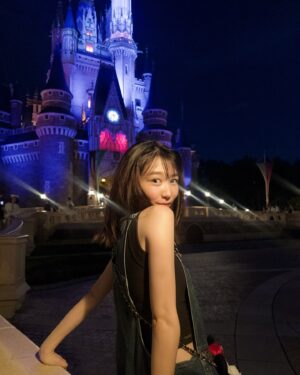 Natsumi Okamoto Instagram - 夏ディズニー！！！あついけど！だいすき！
休憩ばっかりだけど！！！さいこう！！🎠♥️