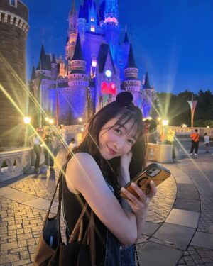 Natsumi Okamoto Instagram - 夏ディズニー！！！あついけど！だいすき！
休憩ばっかりだけど！！！さいこう！！🎠♥️