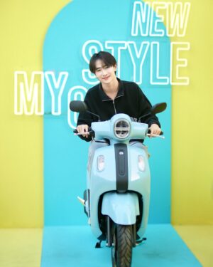 Natthapat Meesuk Instagram - สวัสดีค้าบวันนี้เต้มาสยามสแควร์Yamahaเค้ามาจัดงานที่นี่ด้วย บอกเลยเค้าจัดงานได้สนุกมาก มีเกมส์ให้เล่นเยอะมาก แถมคอนเสิร์ตแต่ละวงนะจัดเต็มสุดๆ มีทั้งMilli,Tilly Birds,Paper Planes,getsunovaบอกเลยสนุกมากกก เค้ายังมีรถรุ่นเท่ห์ๆมาให้ได้ดูตัวอย่างด้วยย ใครที่ยังไม่ได้ไปบอกเลยห้ามพลาด
วันอาทิตย์ที่4 กุมภาพันธ์ 
ตั้งแต่เวลา15.00-22.00🤍
#YamahaGrandFilanoHybrid2023 ที่มีดีไซน์สง่างามเหนือกาลเวลา สไตล์โมเดิร์นคลาสสิก “สมาร์ทสไตล์พรีเมียม…ความ GRAND ที่รู้กัน” มาพร้อมสีสันใหม่ โดดเด่น บ่งบอกถึงรสนิยมที่เป็นเอกลักษณ์ ตอบสนองทุกไลฟ์สไตล์ได้อย่างภาคภูมิใจ กับ 2 รุ่น คือ ABS Version ที่มีให้เลือกด้วยกัน 3 สี คือ สีเทา Elixir Silver, สีน้ำเงิน Prestige Blue และ สีขาว Super White และ STD Version มีให้เลือกด้วยกัน 4 สี คือ สีชมพู Nudy Pink, สีดำ Massy Black, สีแดง Vivid Red และ สีน้ำเงิน Indigo Blue 

ออโตเมติกแฟชั่นดีไซน์เทรนดี้ #NEWYAMAHAFAZZIOHYBRID วัย FAZZ…ฟาดทุกสไตล์ คู่หูสุดเฟี้ยวของคนรุ่นใหม่ ฟาดทุกสี พร้อมลูกเล่นครบรอบคัน ตอบสนองทุกไลฟ์สไตล์ กับสีใหม่ที่เอาใจคนรุ่นใหม่ กับรุ่น Smart key Ver ที่มาพร้อมกัน 3 สี คือ สีเทา–แดง (Lava Gray), สีน้ำตาล–เหลือง (Sugar Brown) และ สีดำ–ฟ้า (Iced Black) รุ่น STD Ver มีให้เลือกใช้ 3 สี ได้แก่ สีฟ้า (Candy Blue), สีชมพู (Milky Pink) และ สีเทา (Gummy Gray) 
 #MuseOfBFF
#สยามสแควร์
#YamahaBFF 
#Yamaha #GrandFilano #Fazzio
#BestFashionAutomaticFestival
#ยามาฮ่าเร่งชีวิตให้เร้าใจ
#YamahaSocietyThailand
#YamahaGrandFilanoHybrid2023
#Yamaha #RevsYourHeart
#BestFashionAutomaticFestival #GrandFilano #fazzio 
📸 : @bic_cigarette