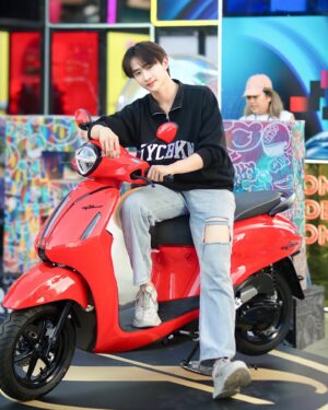 Natthapat Meesuk Instagram - สวัสดีค้าบวันนี้เต้มาสยามสแควร์Yamahaเค้ามาจัดงานที่นี่ด้วย บอกเลยเค้าจัดงานได้สนุกมาก มีเกมส์ให้เล่นเยอะมาก แถมคอนเสิร์ตแต่ละวงนะจัดเต็มสุดๆ มีทั้งMilli,Tilly Birds,Paper Planes,getsunovaบอกเลยสนุกมากกก เค้ายังมีรถรุ่นเท่ห์ๆมาให้ได้ดูตัวอย่างด้วยย ใครที่ยังไม่ได้ไปบอกเลยห้ามพลาด
วันอาทิตย์ที่4 กุมภาพันธ์ 
ตั้งแต่เวลา15.00-22.00🤍
#YamahaGrandFilanoHybrid2023 ที่มีดีไซน์สง่างามเหนือกาลเวลา สไตล์โมเดิร์นคลาสสิก “สมาร์ทสไตล์พรีเมียม…ความ GRAND ที่รู้กัน” มาพร้อมสีสันใหม่ โดดเด่น บ่งบอกถึงรสนิยมที่เป็นเอกลักษณ์ ตอบสนองทุกไลฟ์สไตล์ได้อย่างภาคภูมิใจ กับ 2 รุ่น คือ ABS Version ที่มีให้เลือกด้วยกัน 3 สี คือ สีเทา Elixir Silver, สีน้ำเงิน Prestige Blue และ สีขาว Super White และ STD Version มีให้เลือกด้วยกัน 4 สี คือ สีชมพู Nudy Pink, สีดำ Massy Black, สีแดง Vivid Red และ สีน้ำเงิน Indigo Blue 

ออโตเมติกแฟชั่นดีไซน์เทรนดี้ #NEWYAMAHAFAZZIOHYBRID วัย FAZZ…ฟาดทุกสไตล์ คู่หูสุดเฟี้ยวของคนรุ่นใหม่ ฟาดทุกสี พร้อมลูกเล่นครบรอบคัน ตอบสนองทุกไลฟ์สไตล์ กับสีใหม่ที่เอาใจคนรุ่นใหม่ กับรุ่น Smart key Ver ที่มาพร้อมกัน 3 สี คือ สีเทา–แดง (Lava Gray), สีน้ำตาล–เหลือง (Sugar Brown) และ สีดำ–ฟ้า (Iced Black) รุ่น STD Ver มีให้เลือกใช้ 3 สี ได้แก่ สีฟ้า (Candy Blue), สีชมพู (Milky Pink) และ สีเทา (Gummy Gray) 
 #MuseOfBFF
#สยามสแควร์
#YamahaBFF 
#Yamaha #GrandFilano #Fazzio
#BestFashionAutomaticFestival
#ยามาฮ่าเร่งชีวิตให้เร้าใจ
#YamahaSocietyThailand
#YamahaGrandFilanoHybrid2023
#Yamaha #RevsYourHeart
#BestFashionAutomaticFestival #GrandFilano #fazzio 
📸 : @bic_cigarette