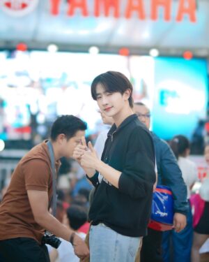 Natthapat Meesuk Instagram - สวัสดีค้าบวันนี้เต้มาสยามสแควร์Yamahaเค้ามาจัดงานที่นี่ด้วย บอกเลยเค้าจัดงานได้สนุกมาก มีเกมส์ให้เล่นเยอะมาก แถมคอนเสิร์ตแต่ละวงนะจัดเต็มสุดๆ มีทั้งMilli,Tilly Birds,Paper Planes,getsunovaบอกเลยสนุกมากกก เค้ายังมีรถรุ่นเท่ห์ๆมาให้ได้ดูตัวอย่างด้วยย ใครที่ยังไม่ได้ไปบอกเลยห้ามพลาด
วันอาทิตย์ที่4 กุมภาพันธ์ 
ตั้งแต่เวลา15.00-22.00🤍
#YamahaGrandFilanoHybrid2023 ที่มีดีไซน์สง่างามเหนือกาลเวลา สไตล์โมเดิร์นคลาสสิก “สมาร์ทสไตล์พรีเมียม…ความ GRAND ที่รู้กัน” มาพร้อมสีสันใหม่ โดดเด่น บ่งบอกถึงรสนิยมที่เป็นเอกลักษณ์ ตอบสนองทุกไลฟ์สไตล์ได้อย่างภาคภูมิใจ กับ 2 รุ่น คือ ABS Version ที่มีให้เลือกด้วยกัน 3 สี คือ สีเทา Elixir Silver, สีน้ำเงิน Prestige Blue และ สีขาว Super White และ STD Version มีให้เลือกด้วยกัน 4 สี คือ สีชมพู Nudy Pink, สีดำ Massy Black, สีแดง Vivid Red และ สีน้ำเงิน Indigo Blue 

ออโตเมติกแฟชั่นดีไซน์เทรนดี้ #NEWYAMAHAFAZZIOHYBRID วัย FAZZ…ฟาดทุกสไตล์ คู่หูสุดเฟี้ยวของคนรุ่นใหม่ ฟาดทุกสี พร้อมลูกเล่นครบรอบคัน ตอบสนองทุกไลฟ์สไตล์ กับสีใหม่ที่เอาใจคนรุ่นใหม่ กับรุ่น Smart key Ver ที่มาพร้อมกัน 3 สี คือ สีเทา–แดง (Lava Gray), สีน้ำตาล–เหลือง (Sugar Brown) และ สีดำ–ฟ้า (Iced Black) รุ่น STD Ver มีให้เลือกใช้ 3 สี ได้แก่ สีฟ้า (Candy Blue), สีชมพู (Milky Pink) และ สีเทา (Gummy Gray) 
 #MuseOfBFF
#สยามสแควร์
#YamahaBFF 
#Yamaha #GrandFilano #Fazzio
#BestFashionAutomaticFestival
#ยามาฮ่าเร่งชีวิตให้เร้าใจ
#YamahaSocietyThailand
#YamahaGrandFilanoHybrid2023
#Yamaha #RevsYourHeart
#BestFashionAutomaticFestival #GrandFilano #fazzio 
📸 : @bic_cigarette