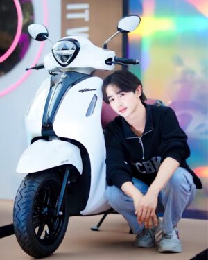 Natthapat Meesuk Instagram - สวัสดีค้าบวันนี้เต้มาสยามสแควร์Yamahaเค้ามาจัดงานที่นี่ด้วย บอกเลยเค้าจัดงานได้สนุกมาก มีเกมส์ให้เล่นเยอะมาก แถมคอนเสิร์ตแต่ละวงนะจัดเต็มสุดๆ มีทั้งMilli,Tilly Birds,Paper Planes,getsunovaบอกเลยสนุกมากกก เค้ายังมีรถรุ่นเท่ห์ๆมาให้ได้ดูตัวอย่างด้วยย ใครที่ยังไม่ได้ไปบอกเลยห้ามพลาด
วันอาทิตย์ที่4 กุมภาพันธ์ 
ตั้งแต่เวลา15.00-22.00🤍
#YamahaGrandFilanoHybrid2023 ที่มีดีไซน์สง่างามเหนือกาลเวลา สไตล์โมเดิร์นคลาสสิก “สมาร์ทสไตล์พรีเมียม…ความ GRAND ที่รู้กัน” มาพร้อมสีสันใหม่ โดดเด่น บ่งบอกถึงรสนิยมที่เป็นเอกลักษณ์ ตอบสนองทุกไลฟ์สไตล์ได้อย่างภาคภูมิใจ กับ 2 รุ่น คือ ABS Version ที่มีให้เลือกด้วยกัน 3 สี คือ สีเทา Elixir Silver, สีน้ำเงิน Prestige Blue และ สีขาว Super White และ STD Version มีให้เลือกด้วยกัน 4 สี คือ สีชมพู Nudy Pink, สีดำ Massy Black, สีแดง Vivid Red และ สีน้ำเงิน Indigo Blue 

ออโตเมติกแฟชั่นดีไซน์เทรนดี้ #NEWYAMAHAFAZZIOHYBRID วัย FAZZ…ฟาดทุกสไตล์ คู่หูสุดเฟี้ยวของคนรุ่นใหม่ ฟาดทุกสี พร้อมลูกเล่นครบรอบคัน ตอบสนองทุกไลฟ์สไตล์ กับสีใหม่ที่เอาใจคนรุ่นใหม่ กับรุ่น Smart key Ver ที่มาพร้อมกัน 3 สี คือ สีเทา–แดง (Lava Gray), สีน้ำตาล–เหลือง (Sugar Brown) และ สีดำ–ฟ้า (Iced Black) รุ่น STD Ver มีให้เลือกใช้ 3 สี ได้แก่ สีฟ้า (Candy Blue), สีชมพู (Milky Pink) และ สีเทา (Gummy Gray) 
 #MuseOfBFF
#สยามสแควร์
#YamahaBFF 
#Yamaha #GrandFilano #Fazzio
#BestFashionAutomaticFestival
#ยามาฮ่าเร่งชีวิตให้เร้าใจ
#YamahaSocietyThailand
#YamahaGrandFilanoHybrid2023
#Yamaha #RevsYourHeart
#BestFashionAutomaticFestival #GrandFilano #fazzio 
📸 : @bic_cigarette