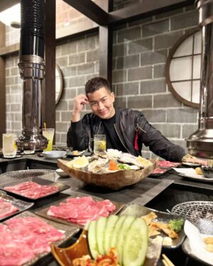 Nattharat Kornkaew Instagram - อิตาดาคิมัส​ จะกินแล้วนะค๊าบบบบ!
รูปแรกยังไม่เป็นไรลองเลื่อนรูปถัดไปรู้เรื่อง! 
ก่อนวันเกิดขอซักหน่อยยิ่งอากาศดีๆแบบนี้
จัดเต็มกับ "อิโระริ" ร้านอิซากายะสีลม เนื้อวากิวพรีเมียม ไทยวากิว 🥩🍢🍤🥃🍶 @irori.bkk