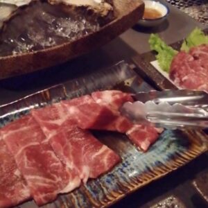 Nattharat Kornkaew Instagram - อิตาดาคิมัส​ จะกินแล้วนะค๊าบบบบ!
รูปแรกยังไม่เป็นไรลองเลื่อนรูปถัดไปรู้เรื่อง! 
ก่อนวันเกิดขอซักหน่อยยิ่งอากาศดีๆแบบนี้
จัดเต็มกับ "อิโระริ" ร้านอิซากายะสีลม เนื้อวากิวพรีเมียม ไทยวากิว 🥩🍢🍤🥃🍶 @irori.bkk
