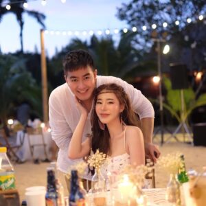 Nattharat Kornkaew Instagram - HBD @champhugmao 13•11•22 
🎂😊💞 ขอให้ผอมและรวยมาก !!! 
•
•
อ่าา ปีนี้มาแปลก แต่ชอบ
วันเกิดนาง แต่มีของขวัญเราให้แบบงงๆ 
(ปีหน้าขอเป็นcnใบใหม่นะ 555)
ขอบคุณค้าบบบ 😙