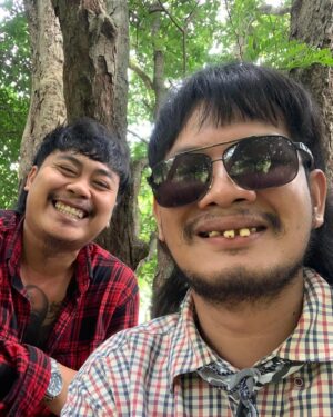 Natthawut Saenyabut Instagram - ขั่นพวกกำลังสิตาบอด ย้อนดื่มสุราขาวหลายโพด
พวกเจ้าสิเลือกเหล้า หรือเลือกตา ??? 
#เซียนหรั่งเดอะมูฟวี่ 🎬🎥