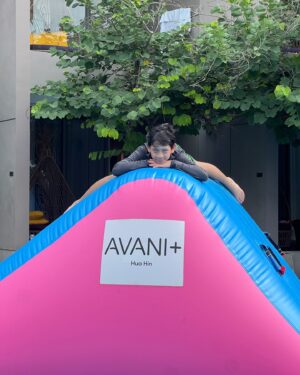 Natthawut Skidjai Instagram - รีวิวการมาพักที่ @avanihuahin ต้องขออนุญาตพูดกันตรงๆถึงข้อดี-ข้อเสียนะครับ ข้อดี 1.ห้องพักดูใหม่ สะอาดมาก น่าพัก น่านอน 2.อาหารที่ห้องอาหารนึกว่ากลางๆ ที่ไหนได้ อร่อยมาก แซ่บมาก โดยเฉพาะอาหารทะเล สดมากและนำ้จิ้มซีฟู๊ด ขอแบบไทยๆ แซ่บๆ เค้าจัดให้เต็มสูบ  อร่อยมาก 3. พนักงานยิ้มแย้มแจ่มใส การบริการดีมาก ขอชื่นชมนะครับ………….มาถึงข้อเสียนะครับ  1. ห้องพักสบายเกินไป บ้านเราตื่น10โมง สายมาก อดดูพระอาทิตย์ขึ้นเลย แต่ก็ดี ถือว่าเป็นการfasting ไปในตัวเลย  2. อาหารเค้าอร่อยเกินไป ทำให้เรากินกันไม่หยุด ทั้งสาย บ่าย เย็น ตอนนี้กางเกงคับทุกตัว  3. สปา #avaniwellhuahin ห้องมืดมาก พอเข้าไปนวดผ่อนคลาย หลับตั้งแต่เริ่มจนจบ สรุปพอเสร็จ คนนวดถามนวดเป็นไงบ้างคะ ตอบไม่ถูกเลยเพราะหลับสบาย ฝันอีกต่างหาก 4. สระว่ายนำ้ยาวแถมมีด่านเป่าลมกลางนำ้ ลูกชอบมาก เล่นนำ้สนุกมาก เล่นไม่เลิกซักที พ่อหิวข้าว รอแล้วรออีก 5. เค้ามีรถกอล์ฟบริการส่งรอบๆพื่นที่ มาเร็วมาก เรียกปุ๊บมาปั๊บ ทำให้ผมไม่เดินเลย เรียกรถตลอด ……ตอนนี้ขาเริ่มเปลี้ยๆแล้ว ขาอ่อนแรงเพราะไม่ได้ออกกำลังเลย5555 หยอกๆๆๆ …….สรุป มีรูปเยอะกว่านี้มาก  ว่างๆจะทยอยลงให้ชมกันนะวัยรุ่น #avanihuahin