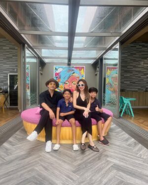 Natthawut Skidjai Instagram - รีวิวการมาพักที่ @avanihuahin ต้องขออนุญาตพูดกันตรงๆถึงข้อดี-ข้อเสียนะครับ ข้อดี 1.ห้องพักดูใหม่ สะอาดมาก น่าพัก น่านอน 2.อาหารที่ห้องอาหารนึกว่ากลางๆ ที่ไหนได้ อร่อยมาก แซ่บมาก โดยเฉพาะอาหารทะเล สดมากและนำ้จิ้มซีฟู๊ด ขอแบบไทยๆ แซ่บๆ เค้าจัดให้เต็มสูบ  อร่อยมาก 3. พนักงานยิ้มแย้มแจ่มใส การบริการดีมาก ขอชื่นชมนะครับ………….มาถึงข้อเสียนะครับ  1. ห้องพักสบายเกินไป บ้านเราตื่น10โมง สายมาก อดดูพระอาทิตย์ขึ้นเลย แต่ก็ดี ถือว่าเป็นการfasting ไปในตัวเลย  2. อาหารเค้าอร่อยเกินไป ทำให้เรากินกันไม่หยุด ทั้งสาย บ่าย เย็น ตอนนี้กางเกงคับทุกตัว  3. สปา #avaniwellhuahin ห้องมืดมาก พอเข้าไปนวดผ่อนคลาย หลับตั้งแต่เริ่มจนจบ สรุปพอเสร็จ คนนวดถามนวดเป็นไงบ้างคะ ตอบไม่ถูกเลยเพราะหลับสบาย ฝันอีกต่างหาก 4. สระว่ายนำ้ยาวแถมมีด่านเป่าลมกลางนำ้ ลูกชอบมาก เล่นนำ้สนุกมาก เล่นไม่เลิกซักที พ่อหิวข้าว รอแล้วรออีก 5. เค้ามีรถกอล์ฟบริการส่งรอบๆพื่นที่ มาเร็วมาก เรียกปุ๊บมาปั๊บ ทำให้ผมไม่เดินเลย เรียกรถตลอด ……ตอนนี้ขาเริ่มเปลี้ยๆแล้ว ขาอ่อนแรงเพราะไม่ได้ออกกำลังเลย5555 หยอกๆๆๆ …….สรุป มีรูปเยอะกว่านี้มาก  ว่างๆจะทยอยลงให้ชมกันนะวัยรุ่น #avanihuahin