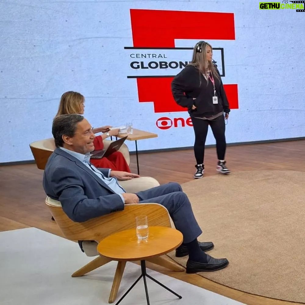 Natuza Nery - 3K Likes - CENTRAL GLOBONEWS CARIOCA – Nesta quinta-feira (25), foi a vez de a #CentralGloboNews itinerante aterrissar no “Rildy”. @natuzanery foi recebida em terras cariocas por @flaviaol, @gabeiraoficial, Merval Pereira e @octavioguedes.
Arraste o carrossel de imagens para o lado para conferir os bastidores da melhor resenha da política brasileira, no Rio de Janeiro.
📸: GloboNews
📹: Octavio Guedes
➡ Acompanhe as atualizações na #globonews #jornalismo #notícias
