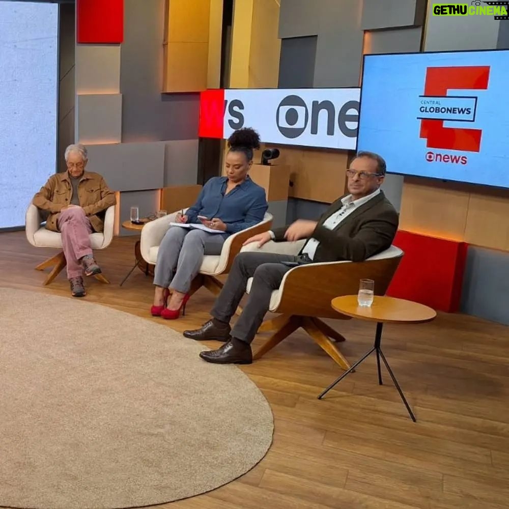Natuza Nery - 3K Likes - CENTRAL GLOBONEWS CARIOCA – Nesta quinta-feira (25), foi a vez de a #CentralGloboNews itinerante aterrissar no “Rildy”. @natuzanery foi recebida em terras cariocas por @flaviaol, @gabeiraoficial, Merval Pereira e @octavioguedes.
Arraste o carrossel de imagens para o lado para conferir os bastidores da melhor resenha da política brasileira, no Rio de Janeiro.
📸: GloboNews
📹: Octavio Guedes
➡ Acompanhe as atualizações na #globonews #jornalismo #notícias