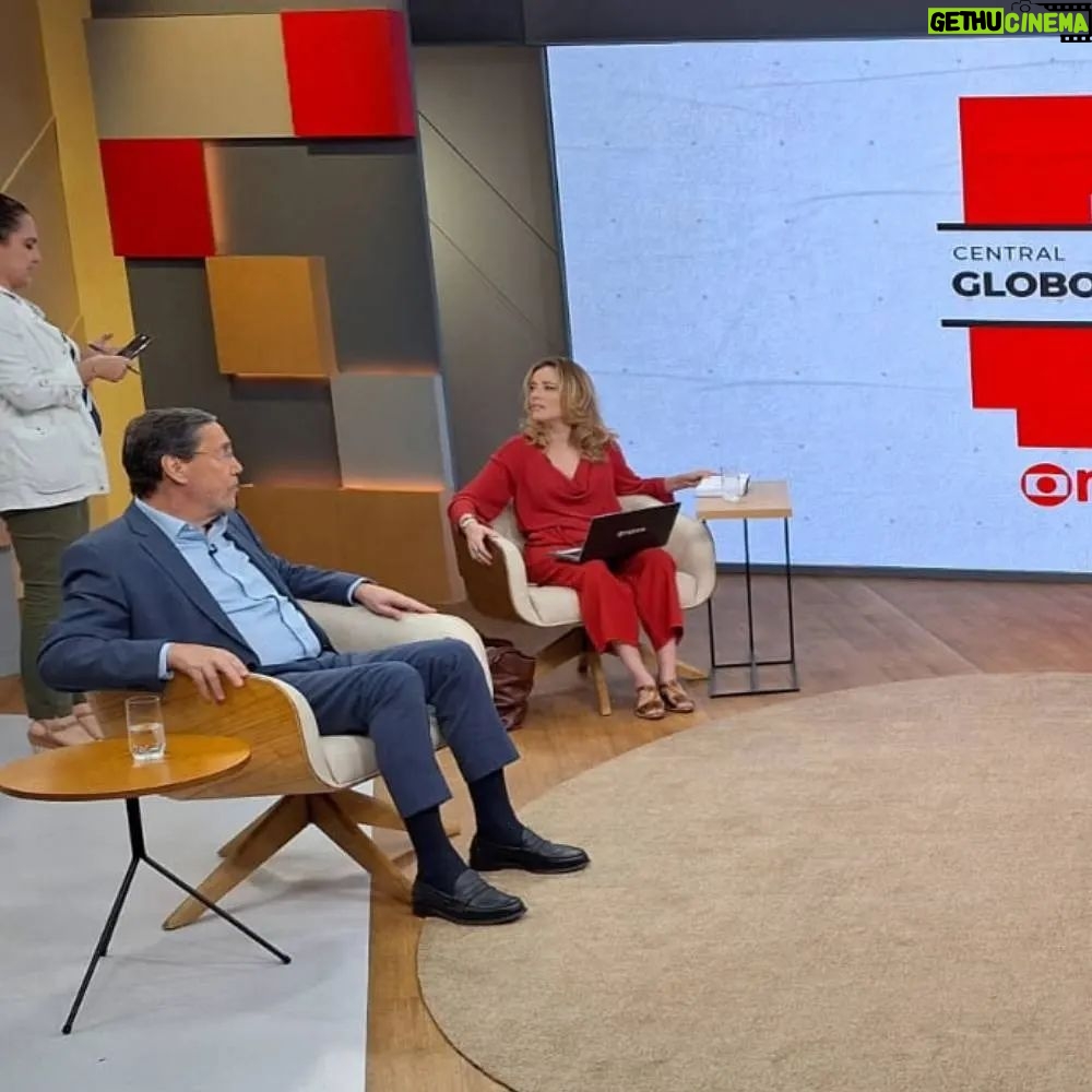 Natuza Nery - 3K Likes - CENTRAL GLOBONEWS CARIOCA – Nesta quinta-feira (25), foi a vez de a #CentralGloboNews itinerante aterrissar no “Rildy”. @natuzanery foi recebida em terras cariocas por @flaviaol, @gabeiraoficial, Merval Pereira e @octavioguedes.
Arraste o carrossel de imagens para o lado para conferir os bastidores da melhor resenha da política brasileira, no Rio de Janeiro.
📸: GloboNews
📹: Octavio Guedes
➡ Acompanhe as atualizações na #globonews #jornalismo #notícias