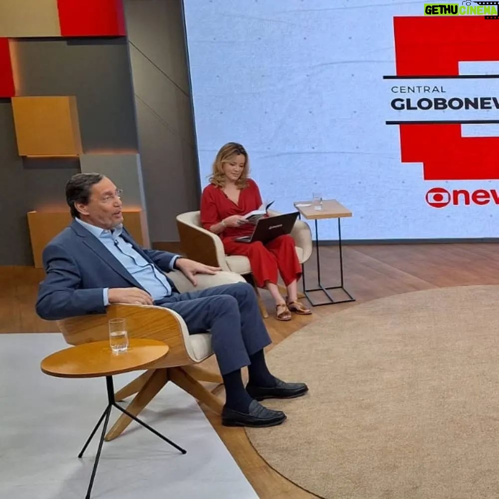 Natuza Nery - 3K Likes - CENTRAL GLOBONEWS CARIOCA – Nesta quinta-feira (25), foi a vez de a #CentralGloboNews itinerante aterrissar no “Rildy”. @natuzanery foi recebida em terras cariocas por @flaviaol, @gabeiraoficial, Merval Pereira e @octavioguedes.
Arraste o carrossel de imagens para o lado para conferir os bastidores da melhor resenha da política brasileira, no Rio de Janeiro.
📸: GloboNews
📹: Octavio Guedes
➡ Acompanhe as atualizações na #globonews #jornalismo #notícias