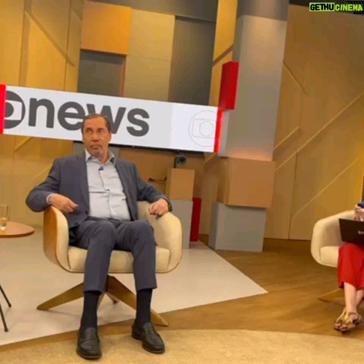 Natuza Nery - 3K Likes - CENTRAL GLOBONEWS CARIOCA – Nesta quinta-feira (25), foi a vez de a #CentralGloboNews itinerante aterrissar no “Rildy”. @natuzanery foi recebida em terras cariocas por @flaviaol, @gabeiraoficial, Merval Pereira e @octavioguedes.
Arraste o carrossel de imagens para o lado para conferir os bastidores da melhor resenha da política brasileira, no Rio de Janeiro.
📸: GloboNews
📹: Octavio Guedes
➡ Acompanhe as atualizações na #globonews #jornalismo #notícias