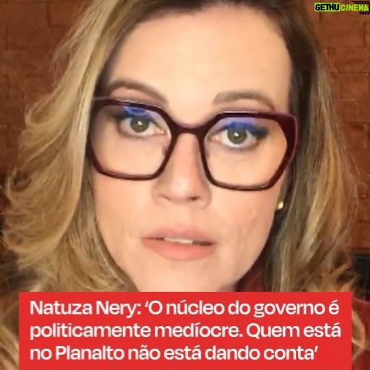 Natuza Nery - 19.3K Likes - ARTICULAÇÃO POLÍTICA – O presidente Lula vai passar o feriado amargando uma coleção de derrotas que escancararam a fragilidade na articulação política do Planalto. O governo sofreu uma goleada no Congresso na terça-feira (28), quando parlamentares derrubaram a saída temporária de presos; mantiveram um veto de Jair Bolsonaro que impede a punição contra fake news; e aprovaram decisões que vão na contramão do que o Planalto queria.
E esse é só o começo da goleada, que contou não só com a jogada da oposição, mas da própria base de apoio do governo. Líderes tentam minimizar a derrota, mas, nos bastidores, já se fala em escalar novos nomes para uma reforma ministerial.
No #Edição18 desta quarta-feira, @natuzanery analisou a situação.
“Vou dizer o que ouvi de um importante líder político. ‘Como é que você definiria a situação atual?’, e ele respondeu: ‘É a Arca de Noé, sem Noé, no meio do dilúvio’. E ‘sem Noé’ é sem o Lula. (...) O núcleo do governo é politicamente medíocre. Quem está no Palácio do Planalto agora não está dando conta do recado. (...) O que todo mundo com juízo está dizendo no Congresso Nacional, seja do PT, fora do PT, simpatizantes do governo, pessoas mais próximas, tropa de choque, é: tem que mudar a cúpula do governo agora. Mudar os ministros que estão no dia a dia em negociação com o Congresso Nacional.”
➡ Acompanhe as atualizações na #globonews #jornalismo #notícias