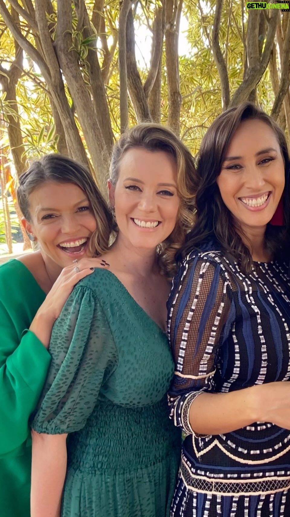 Natuza Nery - 5.2K Likes - Hoje é dia de dois dos meus grandes amores da vida.
Com elas, topo qualquer coisa. Com elas, vou ficar velhinha jogando buraco e rindo das mugangas.
Sorte, amor e gargalhadas neste ano novo. Sempre juntas ❤️