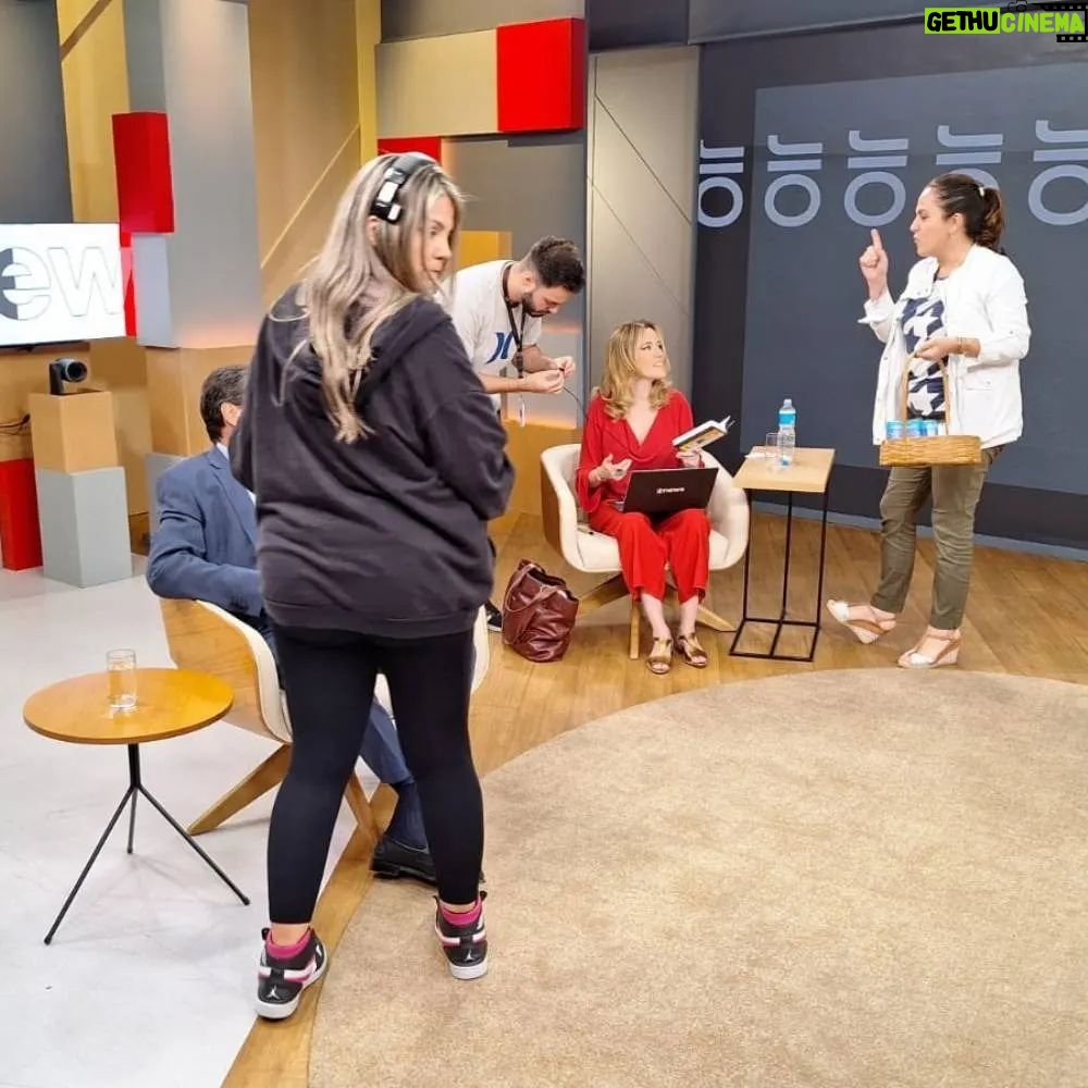 Natuza Nery - 3K Likes - CENTRAL GLOBONEWS CARIOCA – Nesta quinta-feira (25), foi a vez de a #CentralGloboNews itinerante aterrissar no “Rildy”. @natuzanery foi recebida em terras cariocas por @flaviaol, @gabeiraoficial, Merval Pereira e @octavioguedes.
Arraste o carrossel de imagens para o lado para conferir os bastidores da melhor resenha da política brasileira, no Rio de Janeiro.
📸: GloboNews
📹: Octavio Guedes
➡ Acompanhe as atualizações na #globonews #jornalismo #notícias
