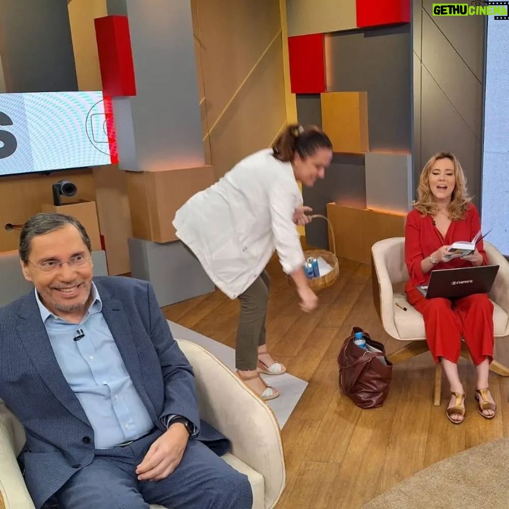 Natuza Nery - 3K Likes - CENTRAL GLOBONEWS CARIOCA – Nesta quinta-feira (25), foi a vez de a #CentralGloboNews itinerante aterrissar no “Rildy”. @natuzanery foi recebida em terras cariocas por @flaviaol, @gabeiraoficial, Merval Pereira e @octavioguedes.
Arraste o carrossel de imagens para o lado para conferir os bastidores da melhor resenha da política brasileira, no Rio de Janeiro.
📸: GloboNews
📹: Octavio Guedes
➡ Acompanhe as atualizações na #globonews #jornalismo #notícias