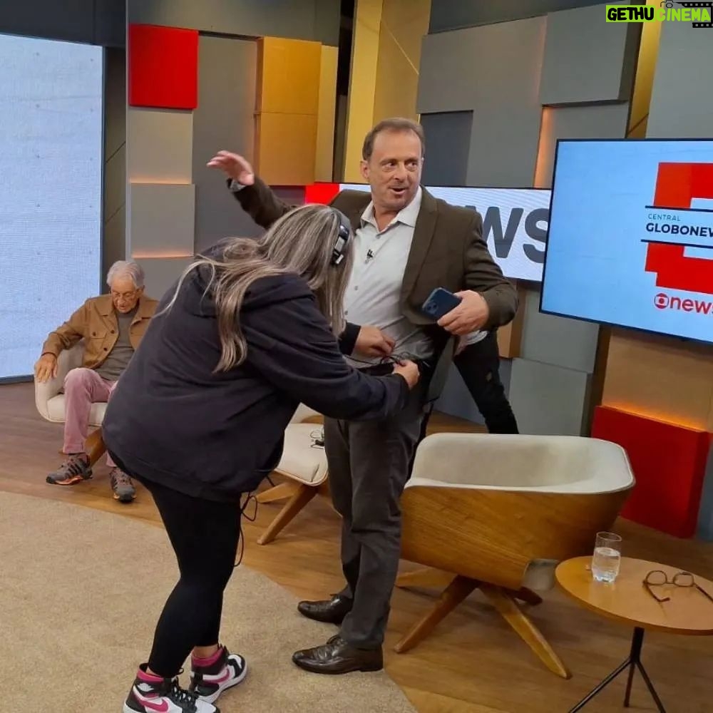 Natuza Nery - 3K Likes - CENTRAL GLOBONEWS CARIOCA – Nesta quinta-feira (25), foi a vez de a #CentralGloboNews itinerante aterrissar no “Rildy”. @natuzanery foi recebida em terras cariocas por @flaviaol, @gabeiraoficial, Merval Pereira e @octavioguedes.
Arraste o carrossel de imagens para o lado para conferir os bastidores da melhor resenha da política brasileira, no Rio de Janeiro.
📸: GloboNews
📹: Octavio Guedes
➡ Acompanhe as atualizações na #globonews #jornalismo #notícias