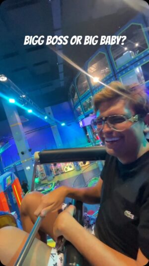 Navid Sole Instagram - HIDDEN GEM IN CAMDEN🤩 Today I went to @babylonparkldn where they have indoor rides?! As you can see I hate rides😫 but this place was amazing!

#Camden #Babylonpark #Londonlife #BiggBoss #Scream #Themepark #NavidSole #camdentown