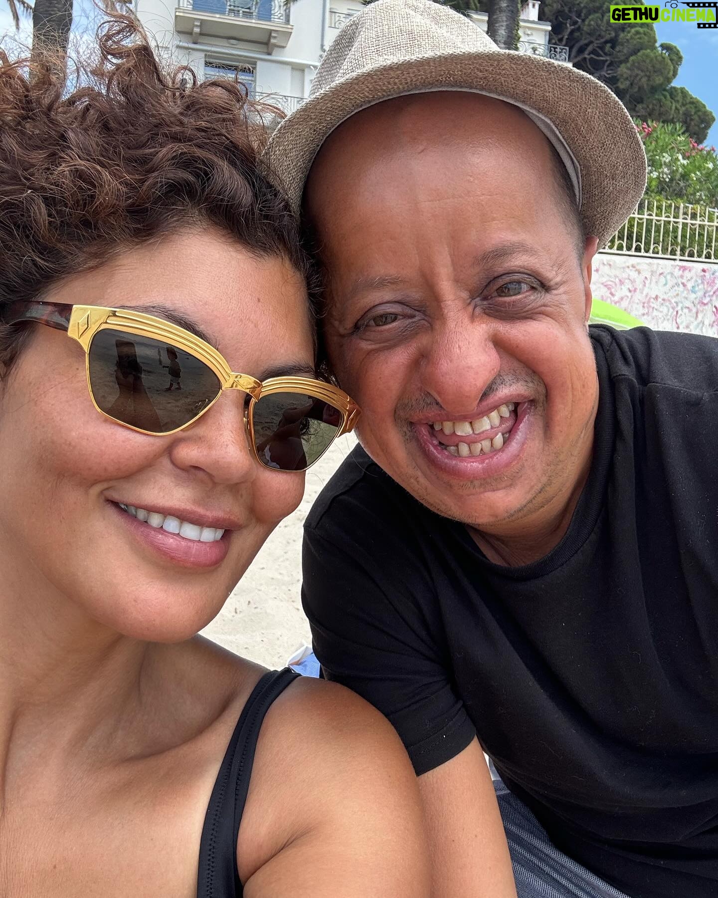 Nawell Madani - 20.6K Likes - Super moment @lhumouralaplage merci Juan Les Pins pour l’accueil 🙏🏽
Et pour l’événement, on a claqué le costume @erebya pour célébrer la première édition de ce festival en bord de mer!
Merci @naby_madani de me pimper à chaque fois
Les dates de la tournée en bio ⬆️ ( si tu vois pas ta ville, Check sur le site nawellmadani.com )
Cc @agapeprod.fr
Big up à mon @instarbad