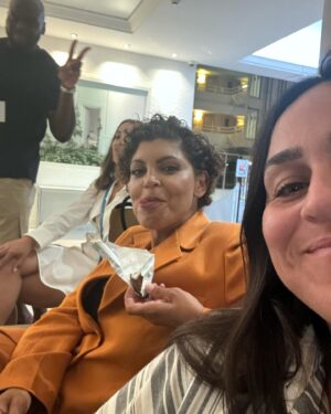 Nawell Madani Instagram - Super moment @lhumouralaplage merci Juan Les Pins pour l’accueil 🙏🏽

Et pour l’événement, on a claqué le costume @erebya pour célébrer la première édition de ce festival en bord de mer! 

Merci @naby_madani de me pimper à chaque fois 

Les dates de la tournée en bio ⬆️ ( si tu vois pas ta ville, Check sur le site nawellmadani.com ) 

Cc @agapeprod.fr

Big up à mon @instarbad