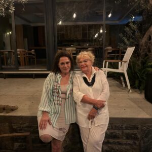 Nazan Kesal Instagram - Dün akşam Bodrum Zai sould out olmuş @bodrum_zai 🥰
Yaralarım Aşktandır 🎭🙏🏻Seyircilerimizin arasında beni izlemeye gelen kıymetlim Nevra Serezli de vardı🌺
Ve varlığıyla çook mutlu etti beni❤️
varolsun daima🙏🏻 @nevraserezli