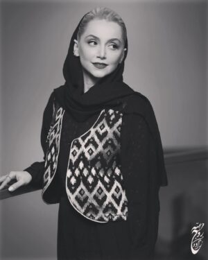 Nazanin Bayati Instagram - .
.
در چشم‌های خاموشم
رویای پرندگان می‌جوشد
که می‌توانستند
بر یک درخت به خواب روند ...

#هرمز_علیپور