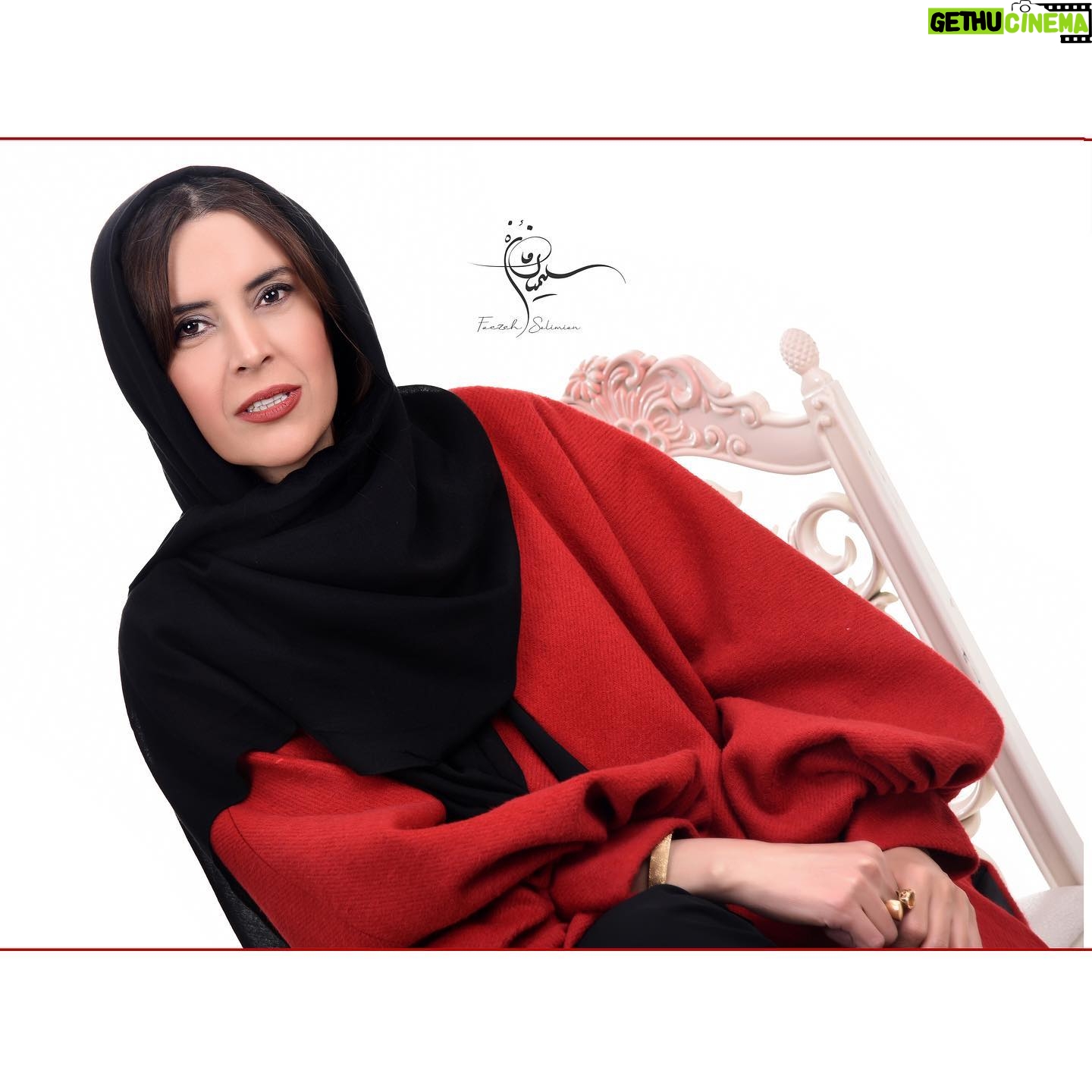 Nazanin Farahani - 1.7K Likes - عشق جهان را نجات خواهد داد 💕💕مناسبت ها برای من بهونه هایی هستن که یادم بیاد که یادم می ره جهان پره زیبایی یه. روز مادر باشه یا روز پدر یا روز عشق یا ... عشق دادن و عشق گرفتن اگه بهونه ش روز عشق باشه لوس بازی که نیست ، خیلی هم زیباست. واقعن جهان بی عشق چه شکلی می شد؟ من عاشق عشقم، عاشق عشق دادن، به جهان به همه ی مردم، به خداوند، به مادرم، پدرم ، تو و خودم . یه دوستت دارم بزرگ به هر آنچه در این هستی هست
عکس: فائزه سلیمیان
طراحی لباس: نسیم هدایتی
#نازنین_فراهانی #صلح_درونی #عشق #نور #مادر #باعشق_جهان_را_تغییر_دهیم
#love #positivevibes